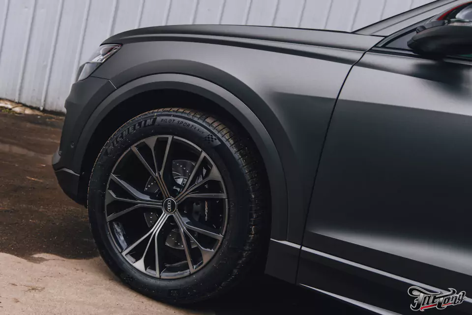 Оклеили Audi Q8 серым матовым полиуретаном, установили усиленные тормозные диски и колодки, окрасили суппорта, сделали антихром, произвели комплекс детейлинг-услуг